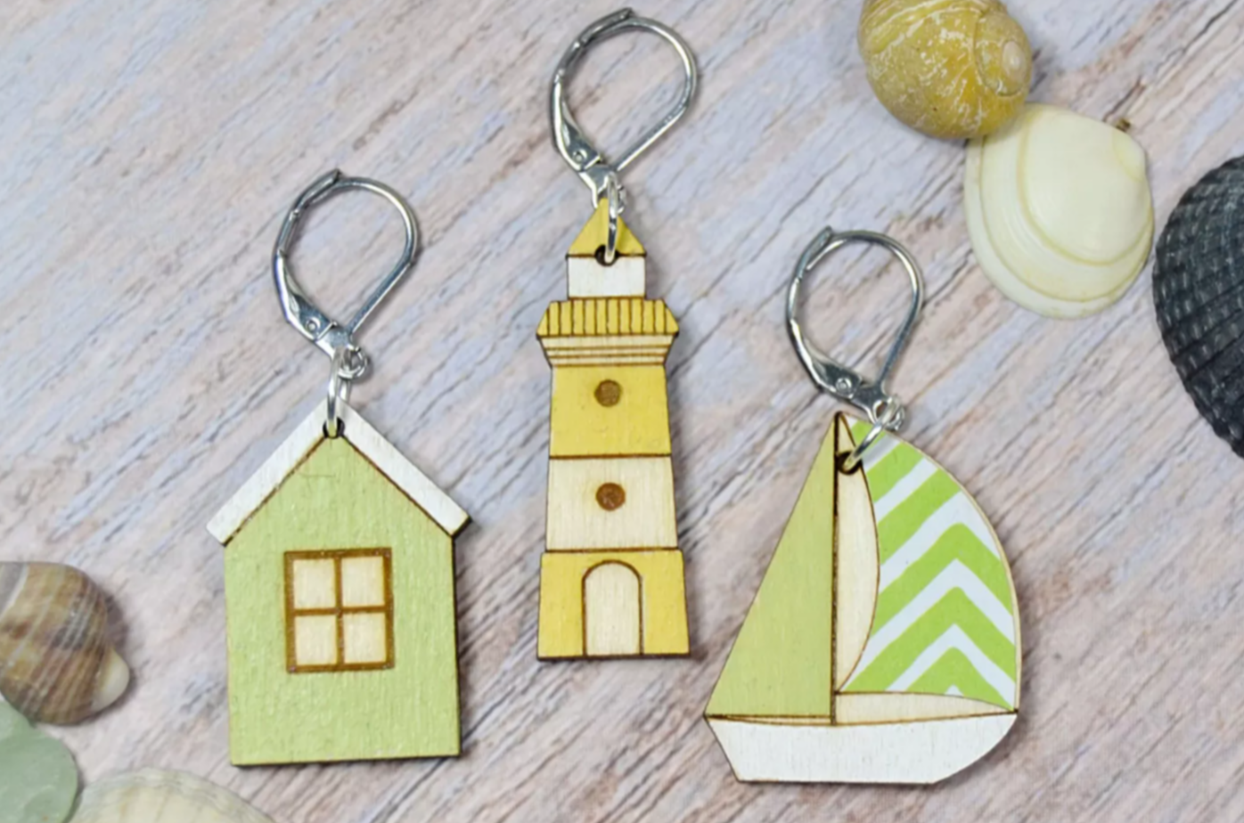 Holzmaschenmarkierer Set Strandspaziergang mit Leuchtturm, Segelschiff & Strandhütte Holzmaschenmarkierer Set Strandspaziergang mit Leuchtturm, Segelschiff & Strandhütte